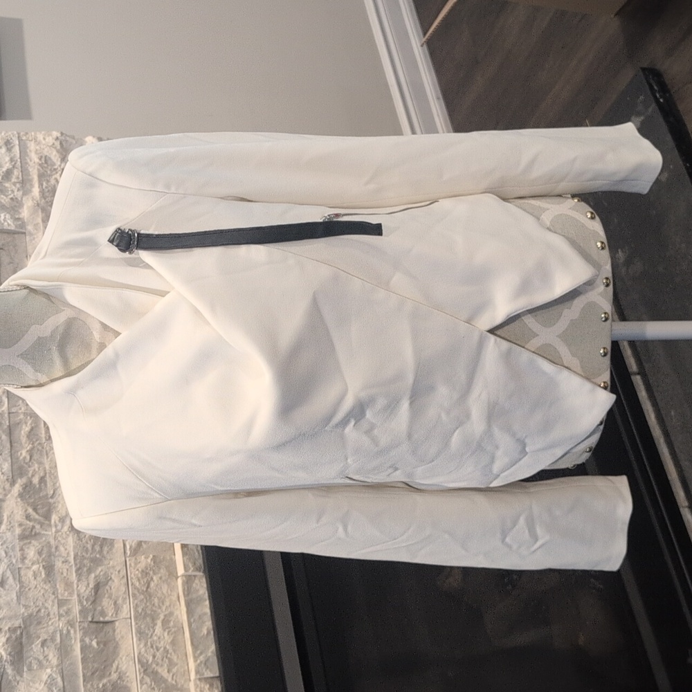 Pink Violet Brand cropped White blazer